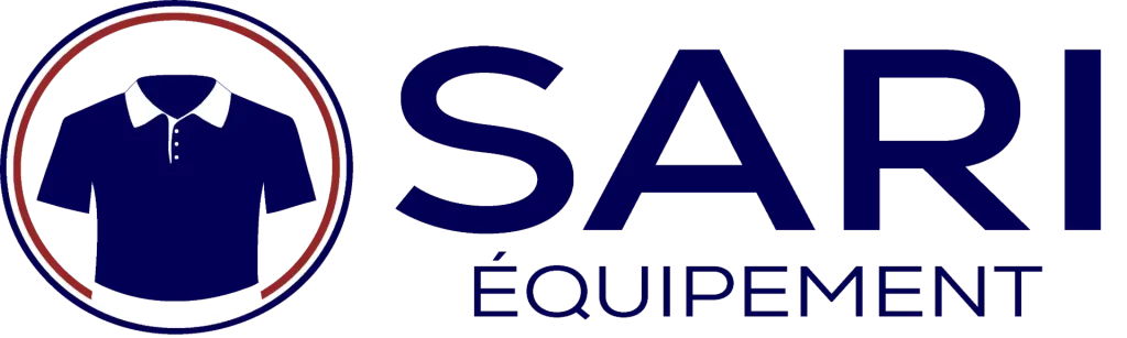 Logo de Sari Équipement avec un polo bleu sur fond noir.